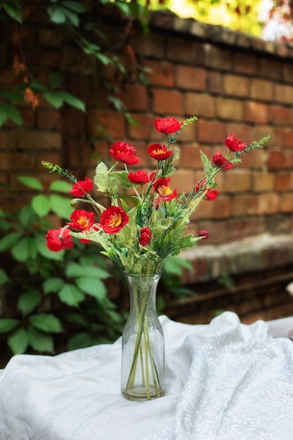 静物ガラスの花瓶に赤いポピー家にある花瓶に花