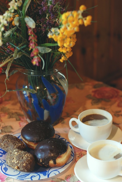 秋の花、果物、コーヒーのテーブルのある静物