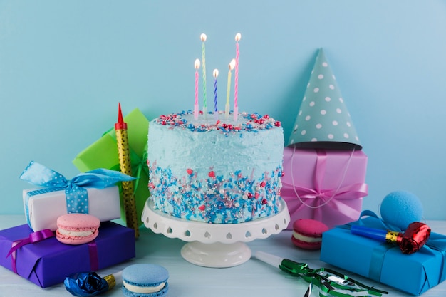 Foto natura morta di gustosa torta di compleanno con regali