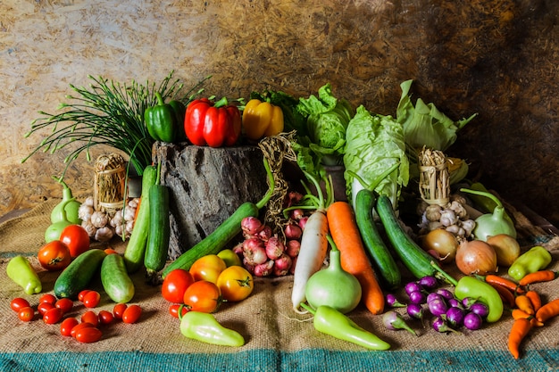 Natura morta verdure, erbe e frutta.