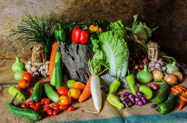 Natura morta verdure, erbe e frutta.