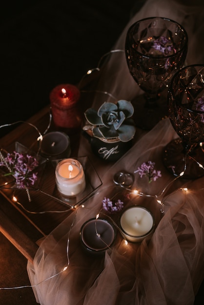 Foto still life di decorazioni di nozze, candele e vino