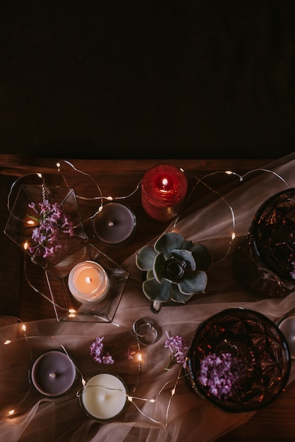 Foto still life di decorazioni di nozze, candele e vino