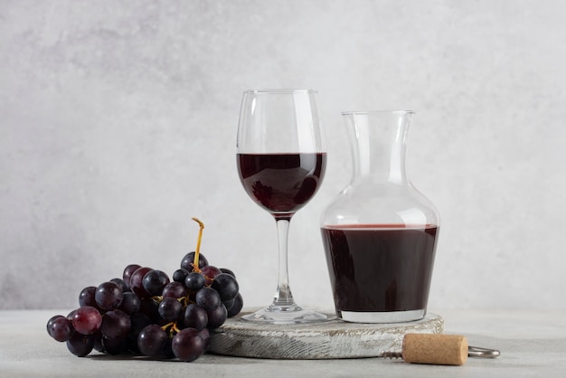 Photo still life of wine carafe on table