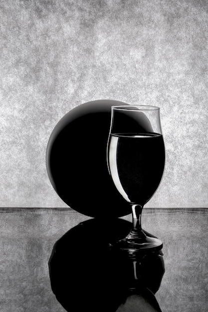 사진 액체 한 잔 과 큰 공 을 가진 정체물