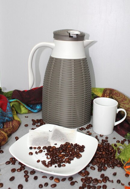 写真 温度計のボトルカップとコーヒー豆の静物