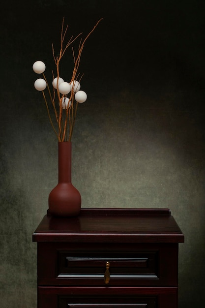 Фото Натюрморт с вазой и букетом с белыми шарами