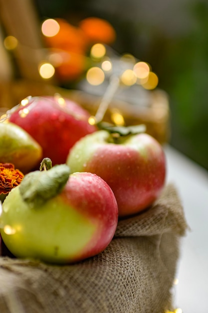 Photo still life with apples in basket on table