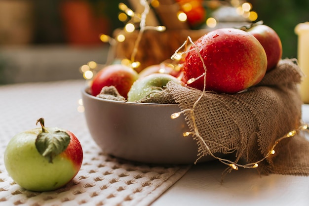 Photo still life with apples in basket on table