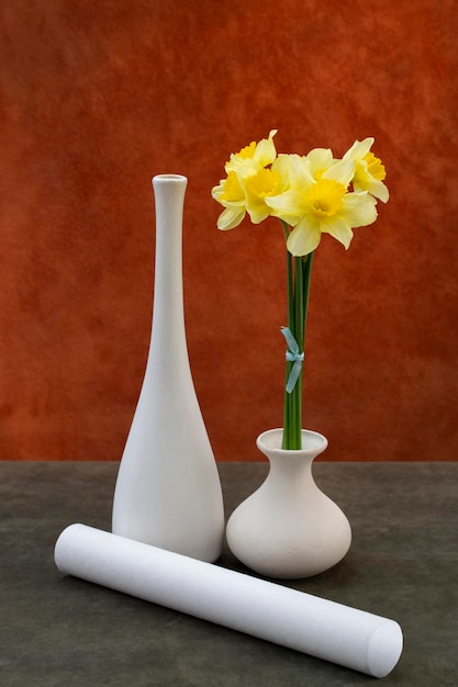 白い花瓶に水仙の花束のある静物