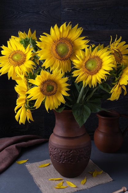 灰色のテーブルにひまわりの花束と静物