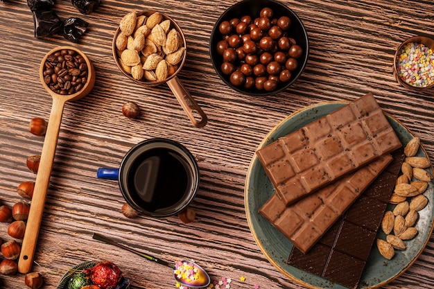 コーヒーと紅茶のチョコレート ヘーゼル ナッツとロースト アーモンドのバーにチョコレートのある静物