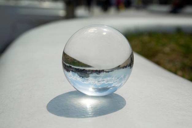 Foto natura morta con sfera di cristallo