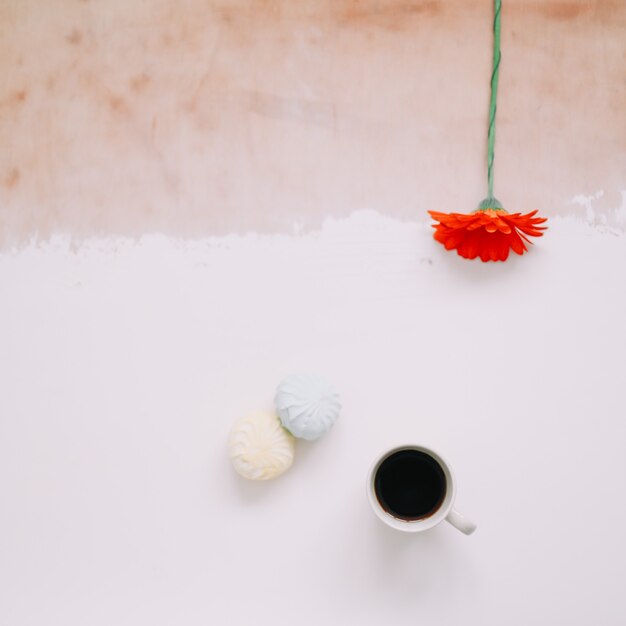 Натюрморт с чашкой кофе и зефиром, зефиром и цветами