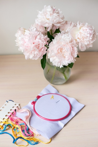 クロスステッチと牡丹の花瓶の刺繡セットの静物白い布の刺繡