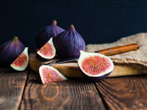 Photo still life with fresh figs on an old table