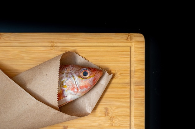 新鮮な魚とペルーの食材を使った料理の静物