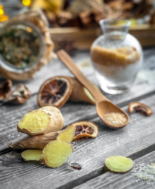 Foto natura morta con zenzero e zucchero al limone