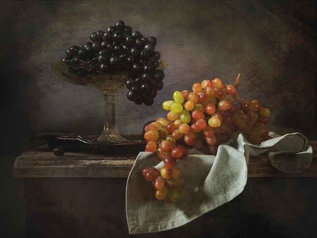 Натюрморт с виноградом на серой салфетке и черном фоне Виноград изобразительного искусства Плакат с едой