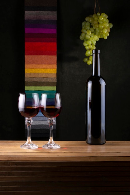 Натюрморт с виноградом и вином в бокалах