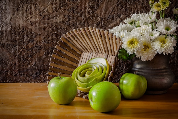 Still life with green apples 