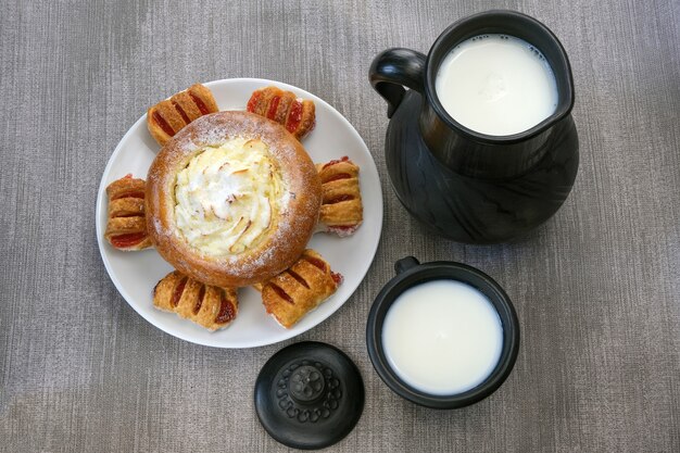 テーブルの上のミルクと甘いペストリーのある静物