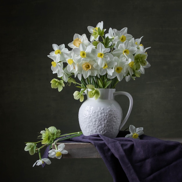 Foto natura morta con narciso in un vaso carta da parati fiori di primavera stampa del calendario