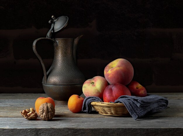 Photo still life with peaches  in basket on table