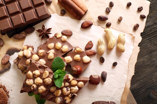 Foto natura morta con set di cioccolato sulla vista dall'alto del tavolo