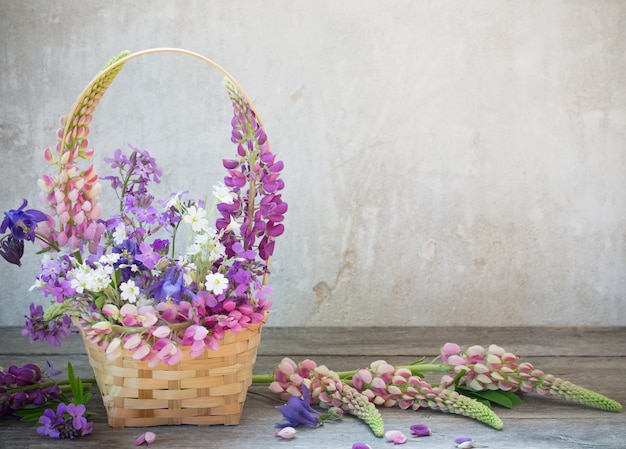 Foto natura morta con la merce nel carrello dei fiori di estate