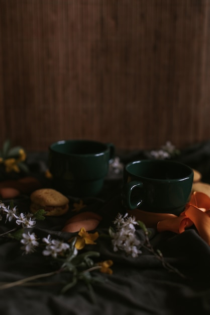 お茶と花のある静物