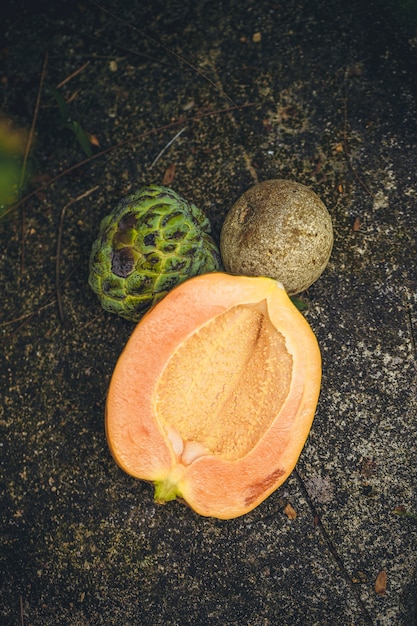 Foto natura morta con utili frutti esotici su pietra