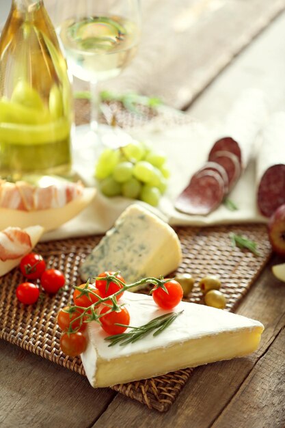 Foto natura morta con vari tipi di cibo e vino italiani