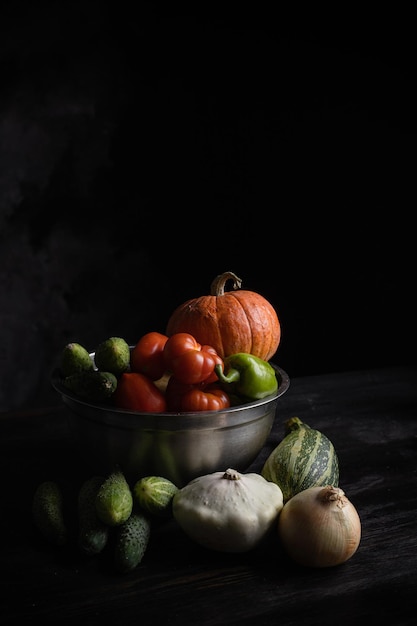 黒の背景に野菜のある静物