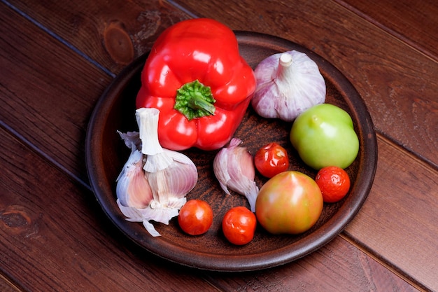 野菜とにんにくのある静物