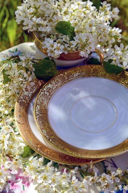 白い桜の花と白い皿の静物