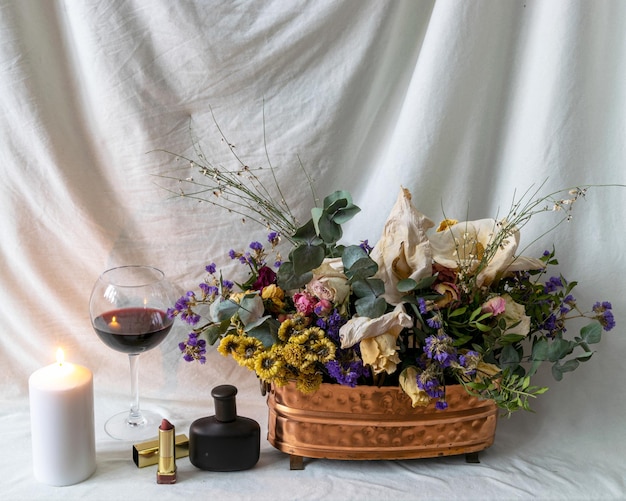 Stille foto met prachtige droge kleurrijke bloemen in een vaas cosmetische accessoires