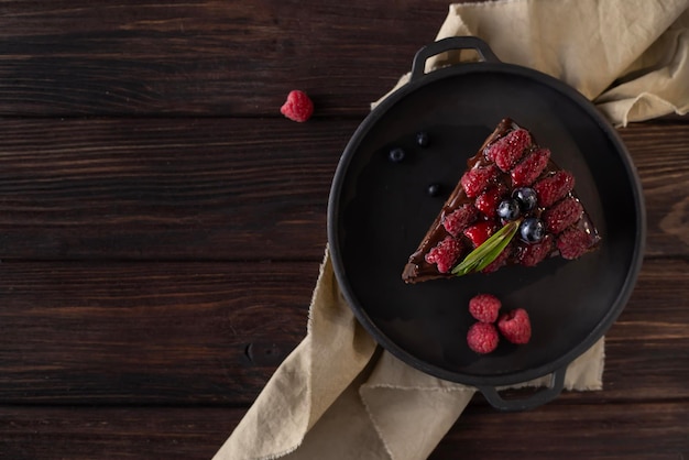 Stille leven met een stuk chocoladekoek met frambozen.