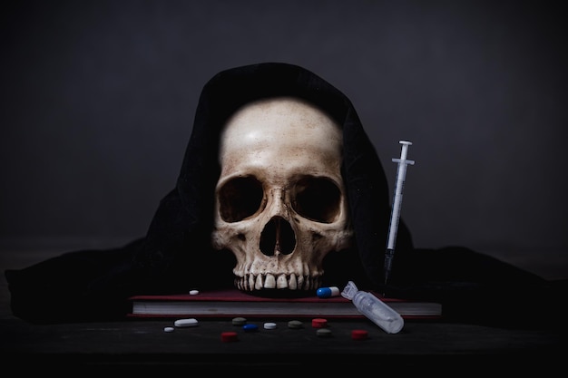 Stille leven van menselijke schedel die lang dood was concept van horror