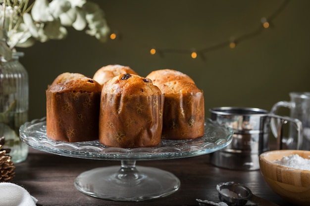 Stilleven arrangement van heerlijke panettone