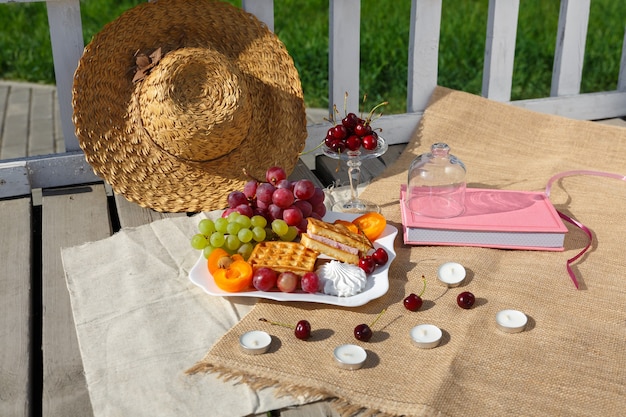 Stilleven en eten foto Een bord fruit staat op jute op een houten vloer