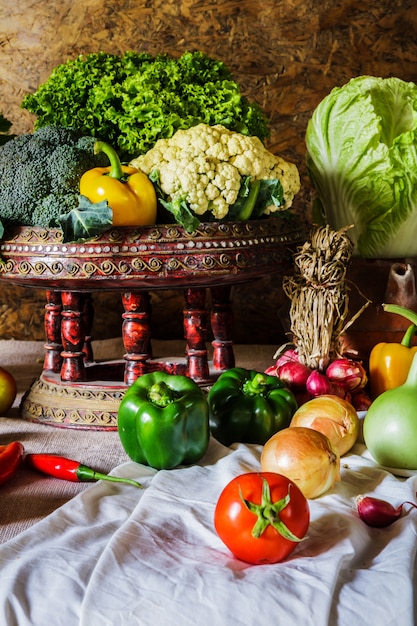 Stilleven groenten, kruiden en fruit.