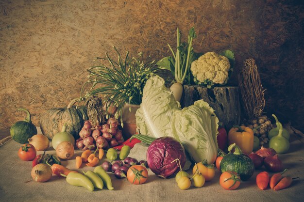 Stilleven groenten, kruiden en fruit.