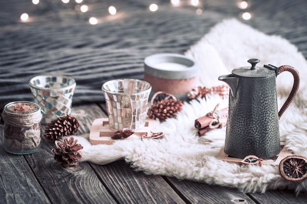 Foto stilleven huisdecoraties met een theepot op een houten achtergrond in het interieur van de kamer met licht op de achtergrond, een vakantieconcept