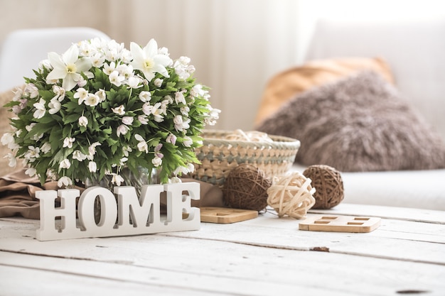 stilleven in de woonkamer met houten inscriptie huis