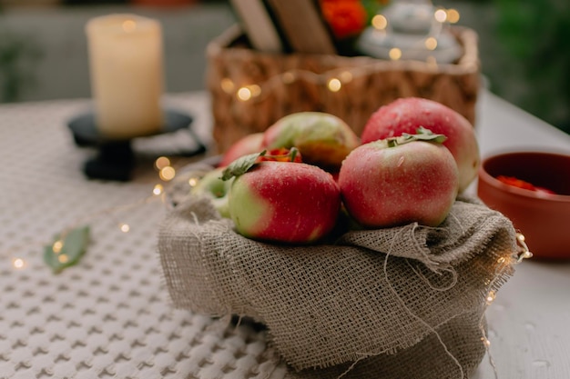 stilleven met appels in mand op tafel