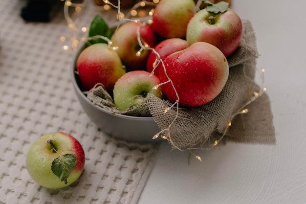 stilleven met appels in mand op tafel