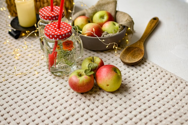 stilleven met appels in mand op tafel