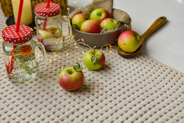 stilleven met appels in mand op tafel