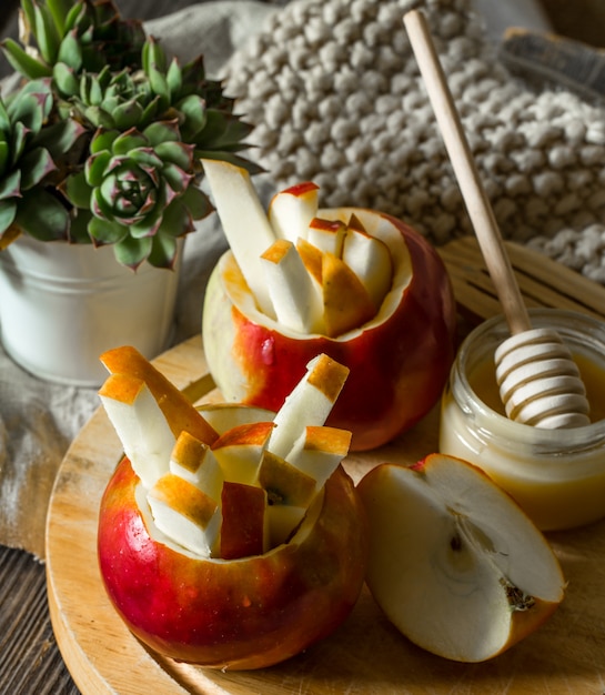 Stilleven met appels op houten tafel